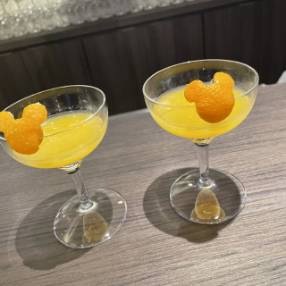 ウェルカムパーティーの提供されるオレンジジュース。