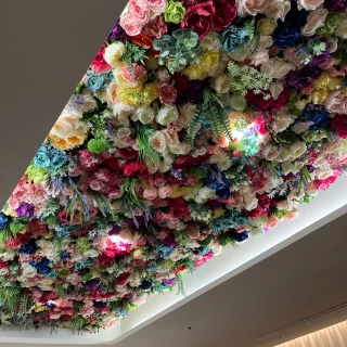 天井の華やかなお花