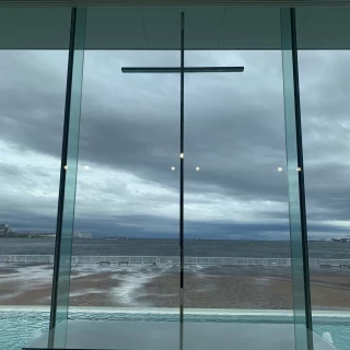 チャペル奥の景色　一般道が見えます