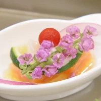 前菜にもお花が使われていました