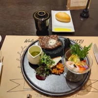 試食（前菜、魚料理、肉料理など）