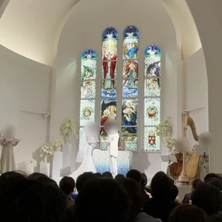 大きなステンドグラスと高い天井が印象的でした。