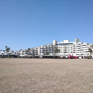 海側から見た外観です。背中は海が広がっています。