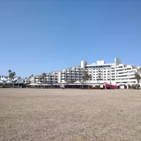 海側から見た外観です。背中は海が広がっています。