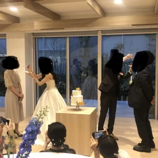 お世話になった人へのケーキを食べさせている