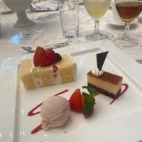 ウエディングケーキ、ベイクドチーズケーキ、イチゴのアイス