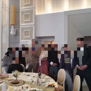 会場が広く、天井も高いので大勢での写真も圧迫感なく撮れます。