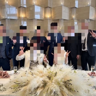 メインテーブルの花は正面から見ても豪華な感じです。