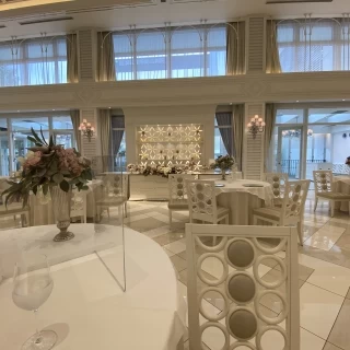 収容人数80名、女性らしさが強い