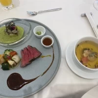 スープは目の前で注いでくれ、お肉の焼き加減を聞いてくださる