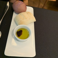 フォッカッチャ・カシスとワインのパン