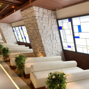 チャペルの壁には自然光が入るステンドグラスがあります。|660548さんのホテル日航大阪の写真(1795237)