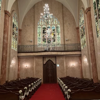 360度スタンドガラスになっており、人生の経過が綴られている