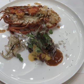 メイン料理です。エビとお肉にかけるソースを和、洋で選びます