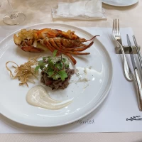 オマール海老とステーキの料理で、2つのソースから選べる。