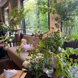 装花は、会場と同じナチュラルな雰囲気にしました。