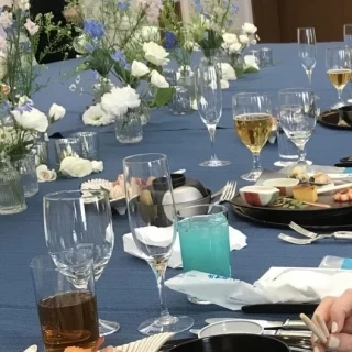 装花とテーブルクロス、料理