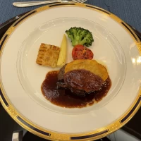 フォアグラのベニエとベーコン風味の林檎パイ