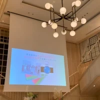 大きいプロジェクターがあります