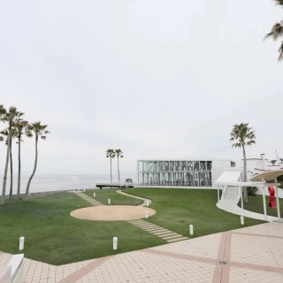 手前がフラワーシャワーをしたガーデン、奥の建物がチャペルです