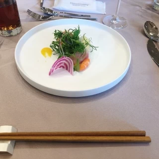 前菜。新郎新婦は後出しでお料理いただけます。大満足！