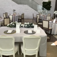 もう一つの別の会場。より自然をテーマにした広間。新郎新婦席
