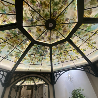 天井にステンドグラスという珍しいタイプのチャペル
