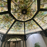 天井にステンドグラスという珍しいタイプのチャペル