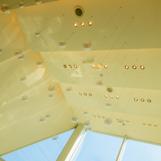 天井も綺麗、シャボン色に光るガラス装飾、外は海が望める
