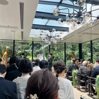 ガラス張りの式場で、開放感ある明るい雰囲気になりました