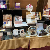 披露宴会場にて引き出物などのサンプル展示