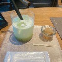 見学の一番最初に頂いた、抹茶わらび餅ラテと黒蜜わらび餅