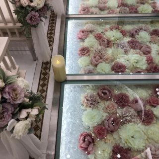 チャペルのバージンロード。お花は好みで変えられるそうです