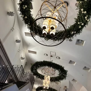 披露宴会場の天井と階段です。