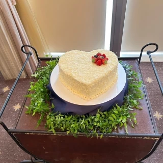 ウエディングケーキです。
グリーンのみ装花しました。