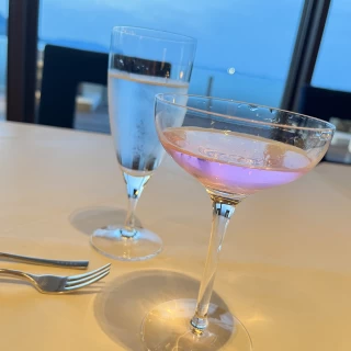 食前の飲み物はノンアルコールでローズの味わいが素敵でした！