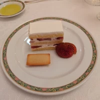 ウエディングケーキカット後のケーキ
