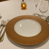 お皿も、ゴールドで素敵。
料理が映えます！