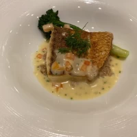 魚料理は、ソースがとても美味しくて、やみつきになります。