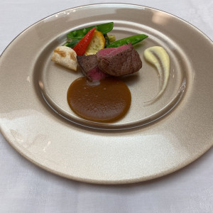 お肉はとても柔らかく美味しいです。高級感あるお皿も素敵です|661664さんのマリエール高崎の写真(1803748)