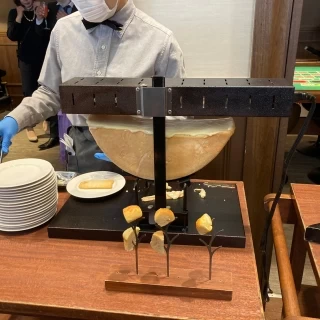 プレパーティーの際のラクレットチーズ