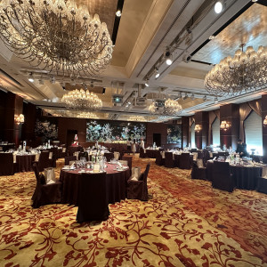 シャンデリアも素敵な披露宴会場|661790さんのシャングリ・ラ 東京の写真(1847315)