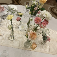 テーブルも十分にお花があり豪華