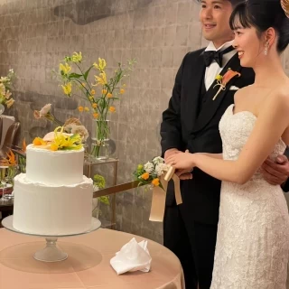 会場装花に合わせたお花を添えてもらった