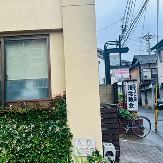 場所は分かりにくいですが、大きな看板が出ています。