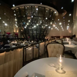 ワインセラーから対角の席からの写真。夜なのでムーディーな印象