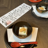 胡麻豆腐に雲丹と山葵がのっています