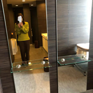 お手洗いの鏡は足元まで写る全身鏡でゲストの身支度に便利です。|662036さんのYOKOHAMA MONOLITH ～横浜モノリス～の写真(2272335)