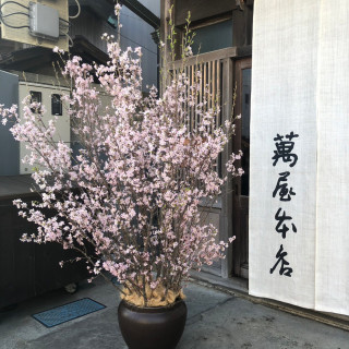 会場外に置いた桜の装花