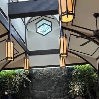 自然光が差し込む素敵なチャペル